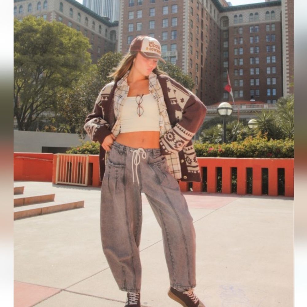High-Waist Wide Leg Jeans in Faded Gray